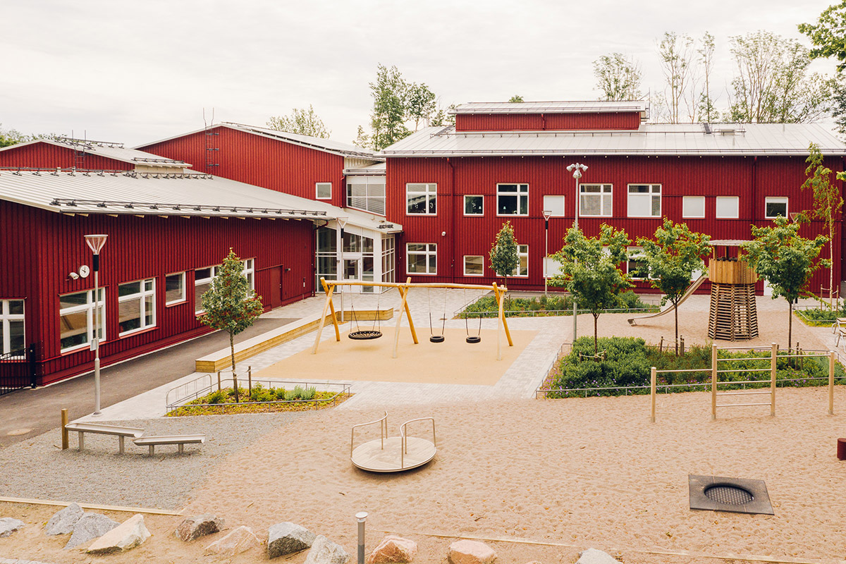 Skolgård vid Jumkil skola och förskola.