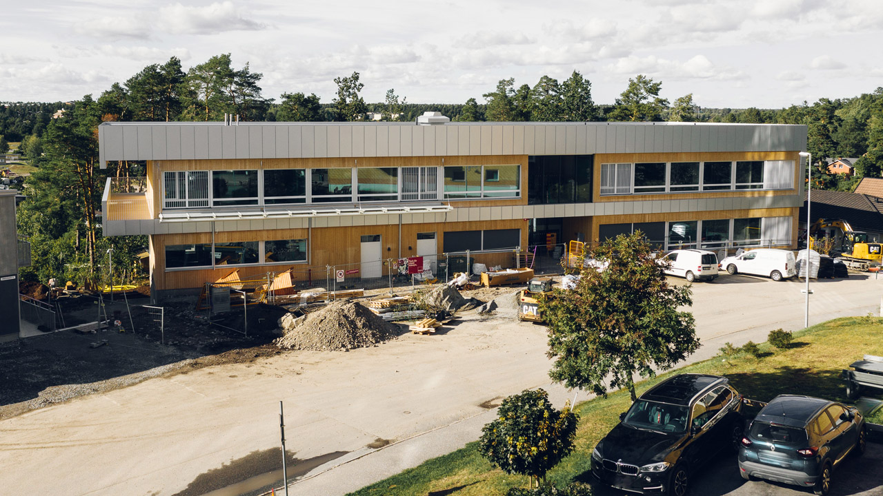 Fasadvy av Ringblommans förskola under byggskedet.